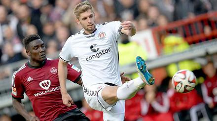 Paulis Torschütze Lasse Sobiech (re.) und Nürnbergs Peniel Mlapa kämpfen um den Ball. 