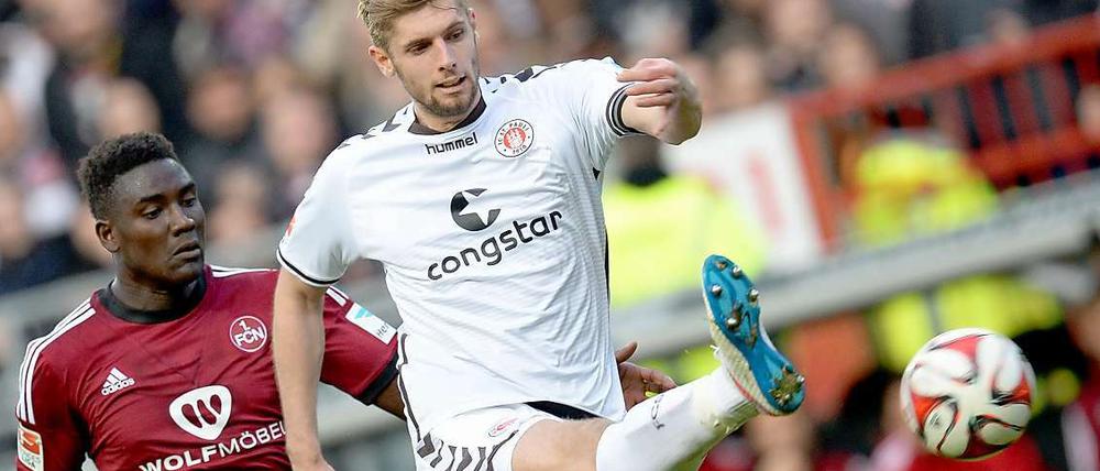 Paulis Torschütze Lasse Sobiech (re.) und Nürnbergs Peniel Mlapa kämpfen um den Ball.