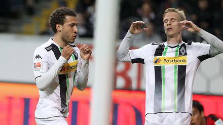Gladbachs Fabian Johnson (li.) und Oscar Wendt trauern einer vergebenen Chance hinterher.