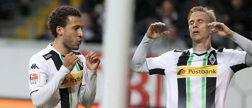 Gladbachs Fabian Johnson (li.) und Oscar Wendt trauern einer vergebenen Chance hinterher.