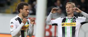 Gladbachs Fabian Johnson (li.) und Oscar Wendt trauern einer vergebenen Chance hinterher.