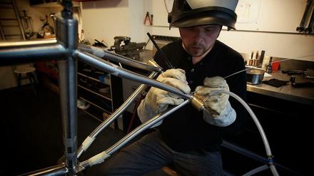 Filigrane Arbeit: Daniel Pleikies, auch "WheelDan" genannt, bei der Arbeit mit dem heiklen und vor allem teuren Material Titan.