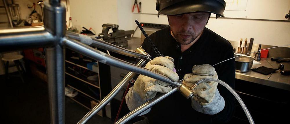 Filigrane Arbeit: Daniel Pleikies, auch "WheelDan" genannt, bei der Arbeit mit dem heiklen und vor allem teuren Material Titan.