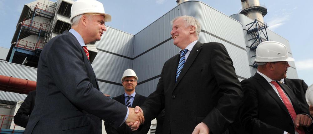 Der Vorstandschef des Energiekonzerns Eon, Johannes Teyssen, und der bayerische Ministerpräsident Horst Seehofer reichen sich in Vohburg an der Donau im Kraftwerk Irsching die Hand.