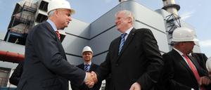 Der Vorstandschef des Energiekonzerns Eon, Johannes Teyssen, und der bayerische Ministerpräsident Horst Seehofer reichen sich in Vohburg an der Donau im Kraftwerk Irsching die Hand.