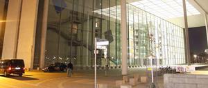 Unbekannte warfen einen Brandsatz gegen das Paul-Löbe-Haus im Regierungsviertel. Aber dieser zündete nicht.