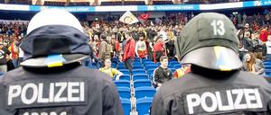 Polizei beim Basketball. Beim Wasserball soll es soweit nach Möglichkeit nicht kommen. 