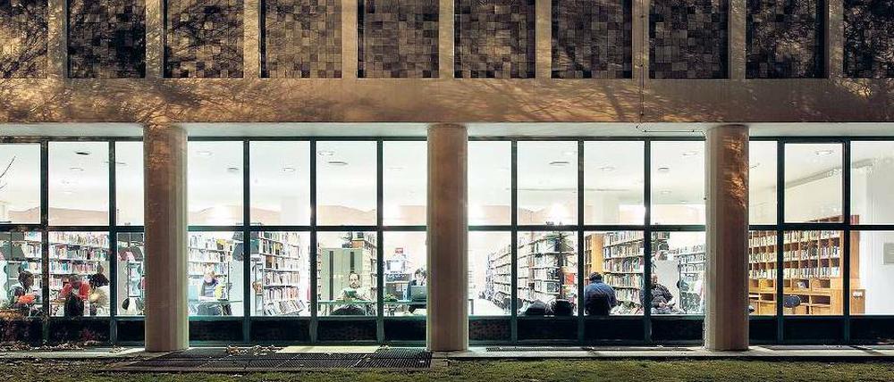 Wissensspeicher. Die Amerika-Gedenkbibliothek in Kreuzberg ist Teil der Zentral- und Landesbibliothek, die jährlich 70 000 neue Medien aufnimmt.