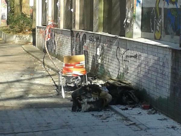 Unbekannte haben in der Nacht zu Montag einen Brandsatz auf das Gelände der von Flüchtlingen besetzten Gerhart-Hauptmann-Schule geworfen. Offen gelagerte Kleiderspenden fingen Feuer.