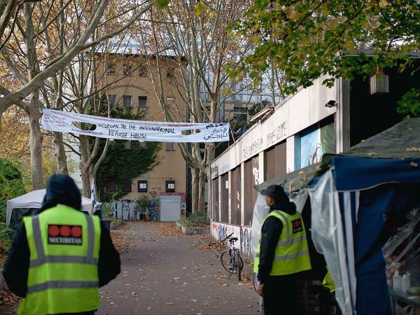 Auf die Gerhart-Hauptmann-Schule in Kreuzberg ist in der Nacht ein Brandanschlag verübt worden.