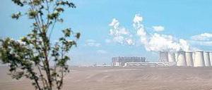 Lebensraum Lausitz. Der Tagebau und das Braunkohlekraftwerk Jänschwalde in Brandenburg. Betreiber Vattenfall ist der wichtigste Arbeitgeber der Region.