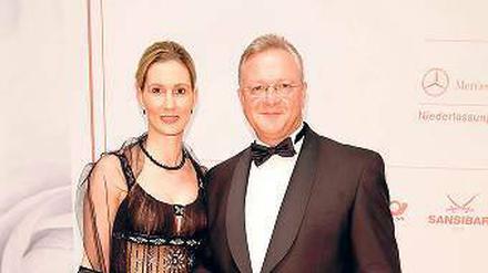 Schnieke. Zu den Kaufleuten geht er, zur Polizei nicht. Innensenator Frank Henkel (CDU) mit Partnerin Kathrin Bernikas vor zwei Wochen beim Ball der Wirtschaft.