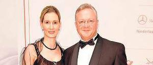 Schnieke. Zu den Kaufleuten geht er, zur Polizei nicht. Innensenator Frank Henkel (CDU) mit Partnerin Kathrin Bernikas vor zwei Wochen beim Ball der Wirtschaft.