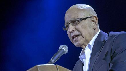 Benjamin Netanjahu soll ihm das Leben gerettet haben: Ex-Mossad-Chef Meir Dagan, der in der Nacht zum Sonntag bei einer Großdemonstration in Tel Aviv die Politik des Ministerpräsidenten scharf verurteilte.