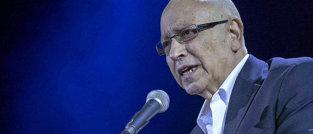 Benjamin Netanjahu soll ihm das Leben gerettet haben: Ex-Mossad-Chef Meir Dagan, der in der Nacht zum Sonntag bei einer Großdemonstration in Tel Aviv die Politik des Ministerpräsidenten scharf verurteilte.