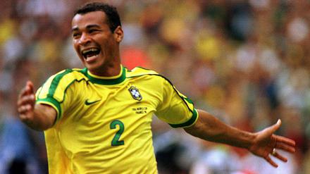 Cafu, 44, spielte von 1990 bis 2006 für die Nationalelf Brasiliens. Er nahm als einziger Spieler an drei WM-Finals teil (1994, 1998 und 2002) und wurde 2002 in Yokohama durch einen Sieg über Deutschland.