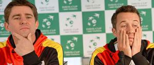 Michael Kohlmann und Philipp Kohlschreiber sitzen auf einer Pressekonferenz vor einem Mikrofon.