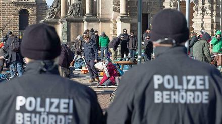 Die Polizei überwachte die Räumung vor der Oper.