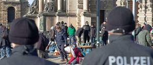 Die Polizei überwachte die Räumung vor der Oper.