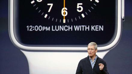 Tim Cook präsentiert die Apple Watch.