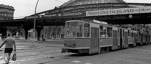 Wo sich fünf Straßen treffen: Als das Foto Ende der 1980er Jahre entstand, hieß die Station Eberswalder Straße noch U-Bahnhof Dimitroffstraße, benannt nach dem damaligen Namen der Danziger Straße.
