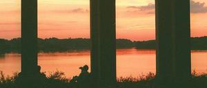 Wie im Süden. Blick durch die Kolonnaden im Park von Schloss Glienicke auf den Jungfernsee. Zeitgenossen des Schlossherrn Carl von Preußen und seiner Frau Marie schwärmten damals: „Man könnte glauben, am Gardasee oder Golf von Neapel zu sein.“