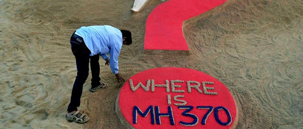 "Wo ist MH 370?" Die Angehörigen der Insassen der verschollenen Maschine MH 370 sind enttäuscht vom Untersuchungsbericht des Unglücks. 