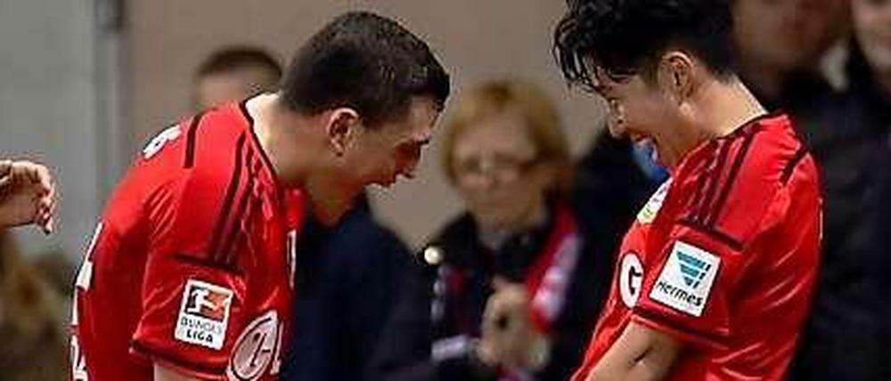 Torschützen unter sich: Kyriakos Papadopoulos (l.) und Heung-Min Son jubeln gemeinsam nach einem Tor.
