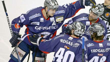 Fällt die Entscheidung in Berlin? Die Eisbären machen sich schon mal zum Jubeln bereit.