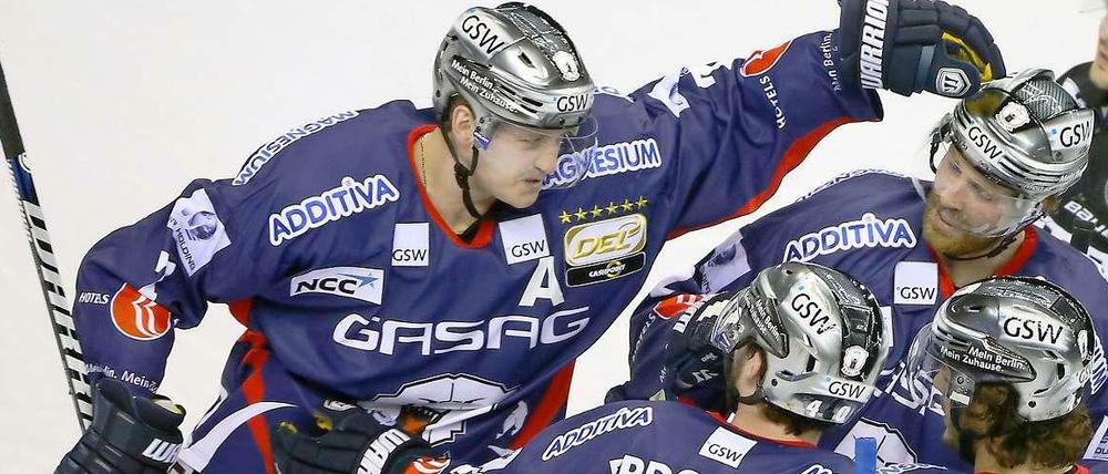 Fällt die Entscheidung in Berlin? Die Eisbären machen sich schon mal zum Jubeln bereit.