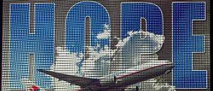 "#PrayForMH370 - Hope" (Bete für MH 370 - Hoffnung) steht auf einem Plakat in Kuala Lumpur, Malaysia. Die Australische Regierung möchte die Suche nach dem verschollenen Passagierflugzeug in den nächsten Wochen einstellen.