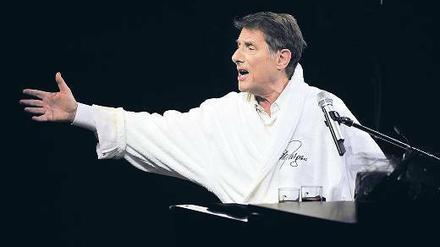Mit 78 Jahren. Udo Jürgens tritt immer noch im Bademantel vor großem Publikum auf. Wer sich zur Ruhe setzt, muss trotzdem noch an die Steuer denken. Früher war das anders, deswegen sind viele Rentner überrascht, wenn sie Post vom Finanzamt kriegen. 