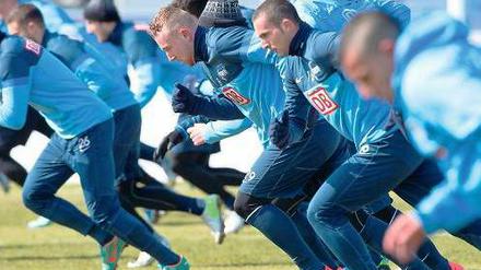 Viel Betrieb auf dem Trainingsplatz. Bis auf den erkrankten Maik Franz sind bei Hertha BSC alle Spieler fit. 