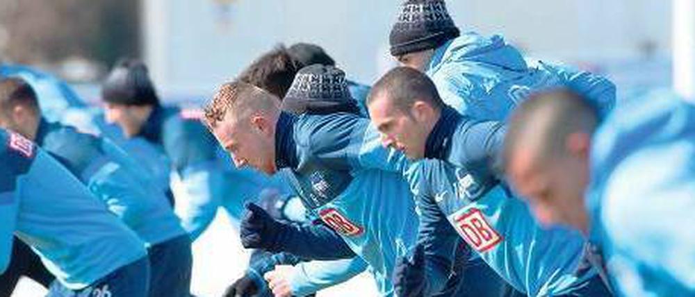 Viel Betrieb auf dem Trainingsplatz. Bis auf den erkrankten Maik Franz sind bei Hertha BSC alle Spieler fit. 