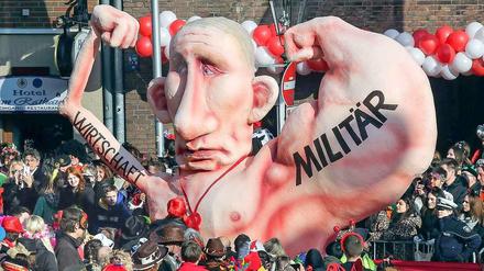 Glücklich, wer darüber lachen kann - Wladimir Putin auf dem Rosemontagszug in Düsseldorf.