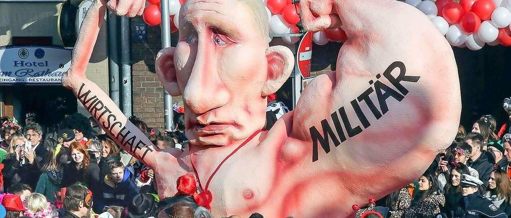 Glücklich, wer darüber lachen kann - Wladimir Putin auf dem Rosemontagszug in Düsseldorf.