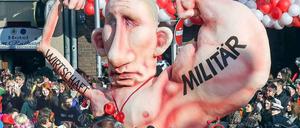 Glücklich, wer darüber lachen kann - Wladimir Putin auf dem Rosemontagszug in Düsseldorf.
