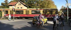 Hier donnert die S-Bahn entlang, hier könnten auch einmal die ICE gen Süden bzw. Innenstadt rasen. Der Strecke am Bahnhof Lichtenrade.