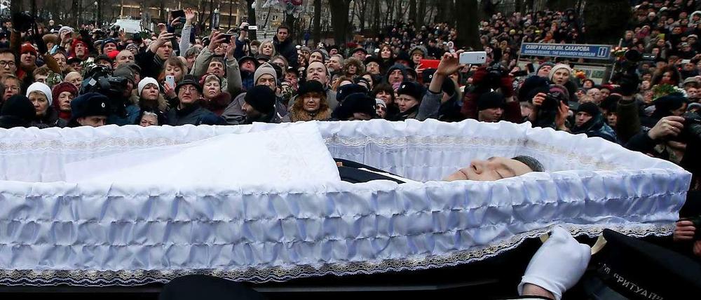 Am Dienstag in Moskau: Tausende Russen erweisen dem ermordeten Oppositionspolitiker die letzte Ehre.