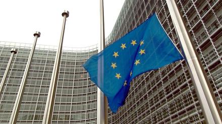 Die Euro-Flagge hängt in Brüssel auf Halbmast.