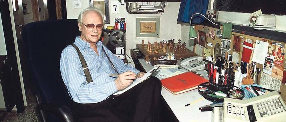 Ephraim Kishon in den 90er Jahren in seinem Arbeitszimmer.