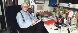 Ephraim Kishon in den 90er Jahren in seinem Arbeitszimmer.