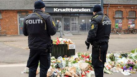 Im Dauereinsatz - Nach dam Attentat in Kopenhagen bewacht die Polizei das Kulturcafé Krudttønden, wo Blumen zum Gedenken der Opfer niedergelegt wurden.