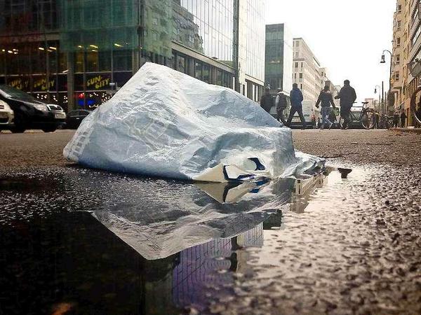 Eine Plastiktüte am Rand einer Straße in Berlin.