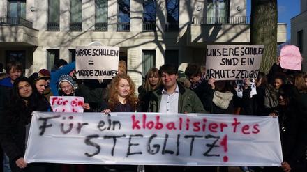 Die Schüler des Paulsen-Gymnasiums demonstrierten am Mittwochmorgen gegen den Verfall der Schulgebäude.