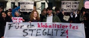 Die Schüler des Paulsen-Gymnasiums demonstrierten am Mittwochmorgen gegen den Verfall der Schulgebäude.