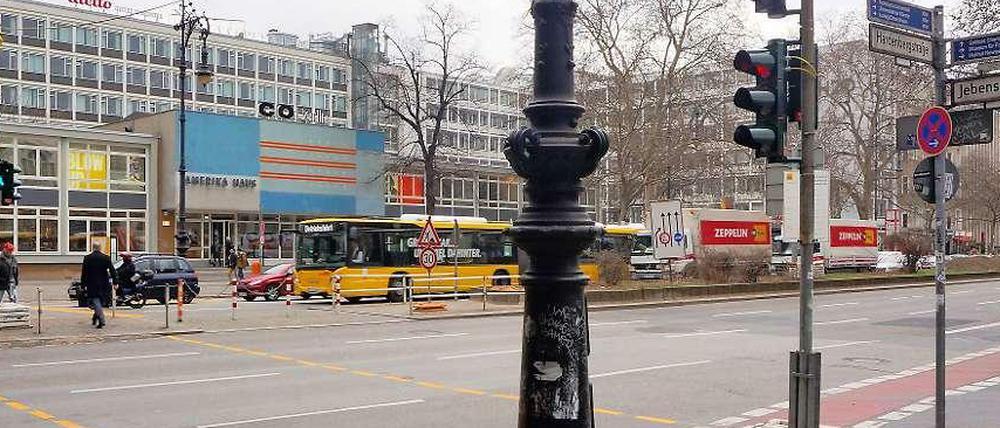 Sicher über die Straße. Die behelfsmäßige neue Ampel vor dem Amerika-Haus. Später einmal soll eine feste Anlage folgen.