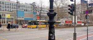 Sicher über die Straße. Die behelfsmäßige neue Ampel vor dem Amerika-Haus. Später einmal soll eine feste Anlage folgen.