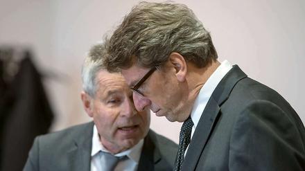 Georg Schmid (rechts) und sein Anwalt Nikolaus Fackler am Montag im Augsburger Gerichtssaal.
