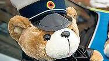 Tröster mit Polizeihut - der Berliner Plüschteddy. 